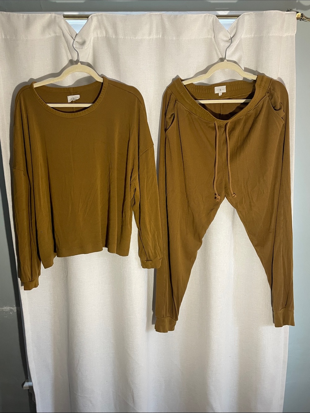 Lou & Grey Ribbed Crewneck Top in Camel Brown